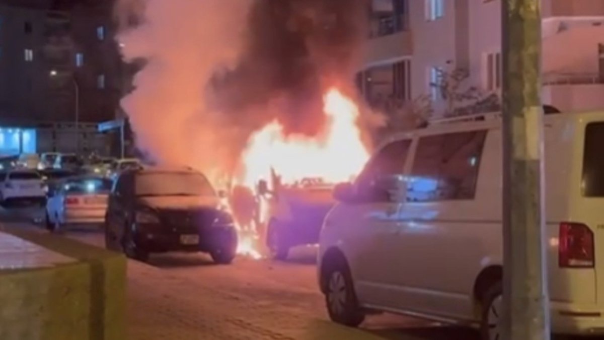 Nizip'te gece yarısı korkutan yangın! Park halinde minibüs alev aldı: Yanındaki sıfır otomobili de yaktı!