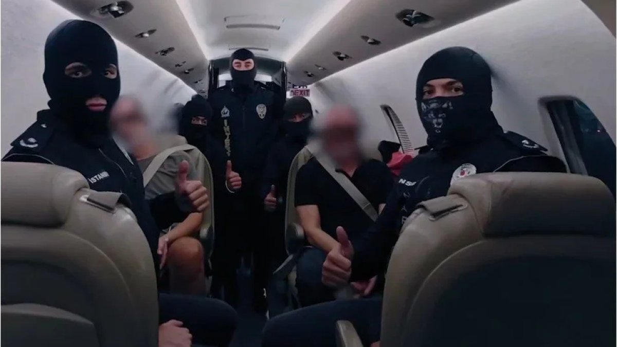 Kırmızı bültenle aranıyordu: BAE'de yakalanan iki kişi Türkiye'ye getirildi