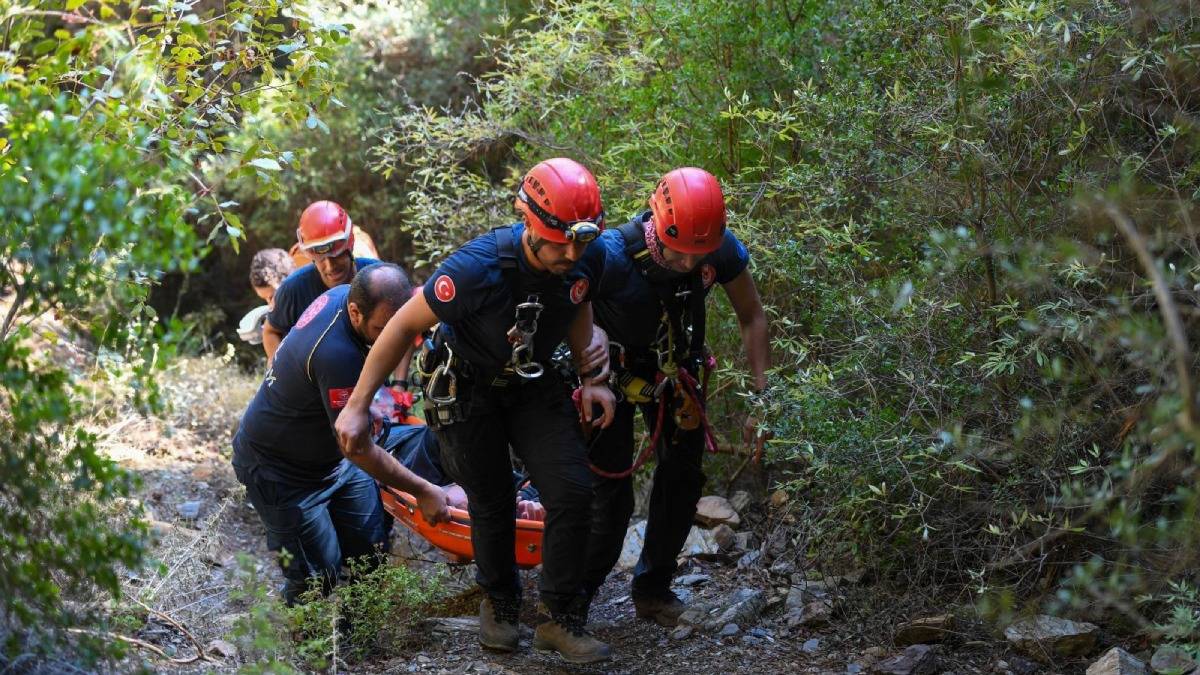 İzmir İtfaiyesinden Balçova Terapi Ormanları’nda kurtarma operasyonu