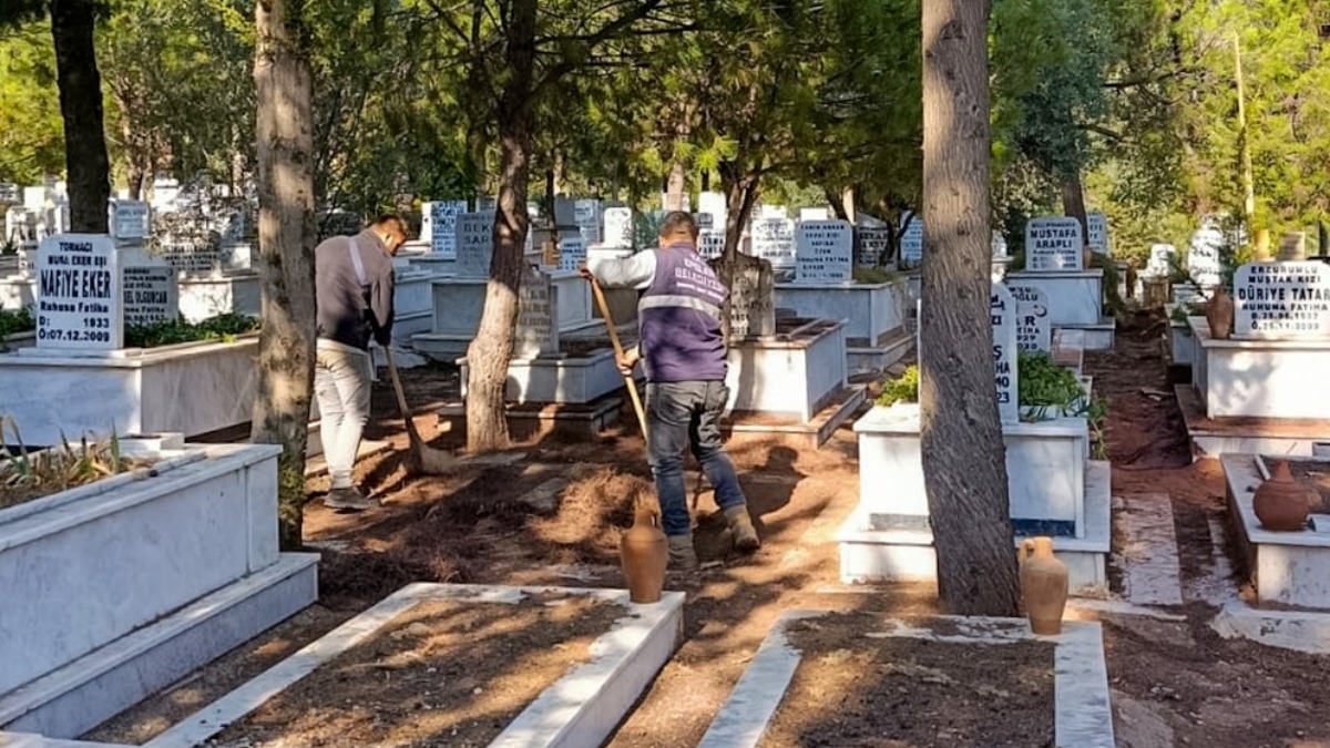 Efeler Belediyesi mezarlıklarda örnek çalışmasını sürdürüyor