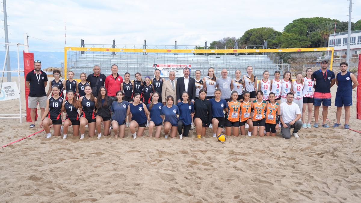 Burhaniye’de Geleneksel Ören Atatürk Kupası Plaj Voleybolu Turnuvası başladı