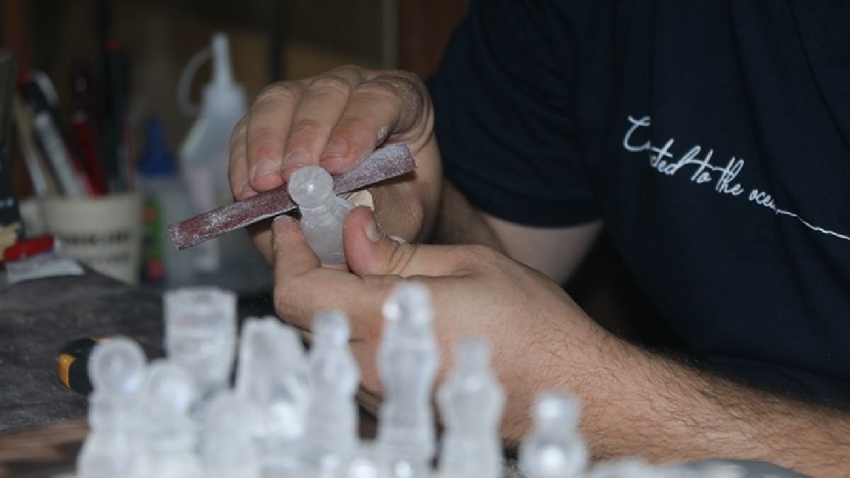 Bu satranç taşımı bir şaheser! Kolye, bileklik, tespihten sonra %100 tuzdan satranç yaptı