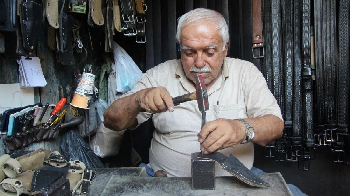 Baba mesleğine 60 yıldır can veriyor! Tamamen sığır derisi kullanıyor, 81 ile gönderiyor