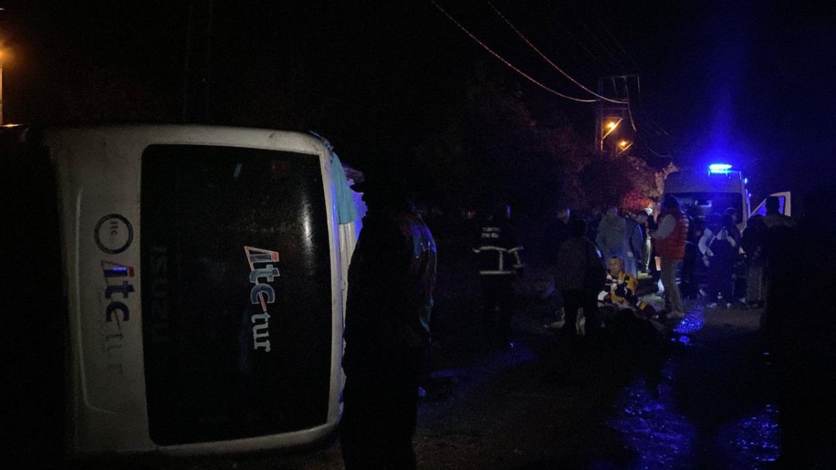 Kastamonu'da tur otobüsü devrildi: 25 kişinin bulunduğu midibüs kazasında yaralılar var