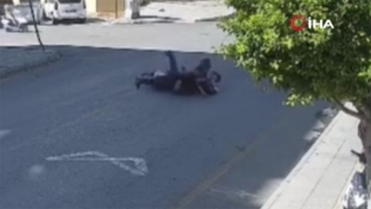 Mersin'de feci kaza! 4 kişinin olduğu motosiklete araç çarptı