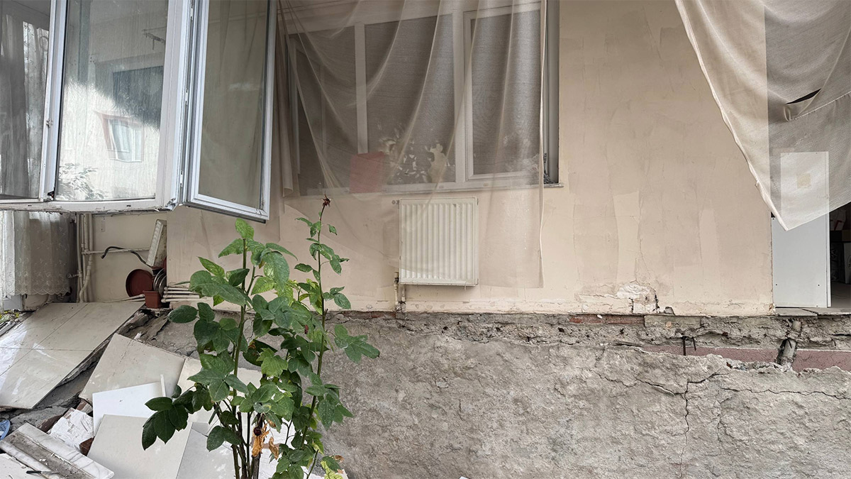 İstanbul'da korkutan olay! Avcılar'da 6 katlı binanın balkonu çöktü