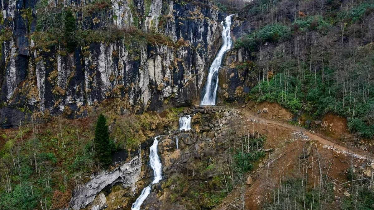 Vadiler arasında saklanıyor, alternatif turizm rotası olmaya hazırlanıyor! "Uçarsu Şelalesi" turistlerin gözdesi olma yolunda