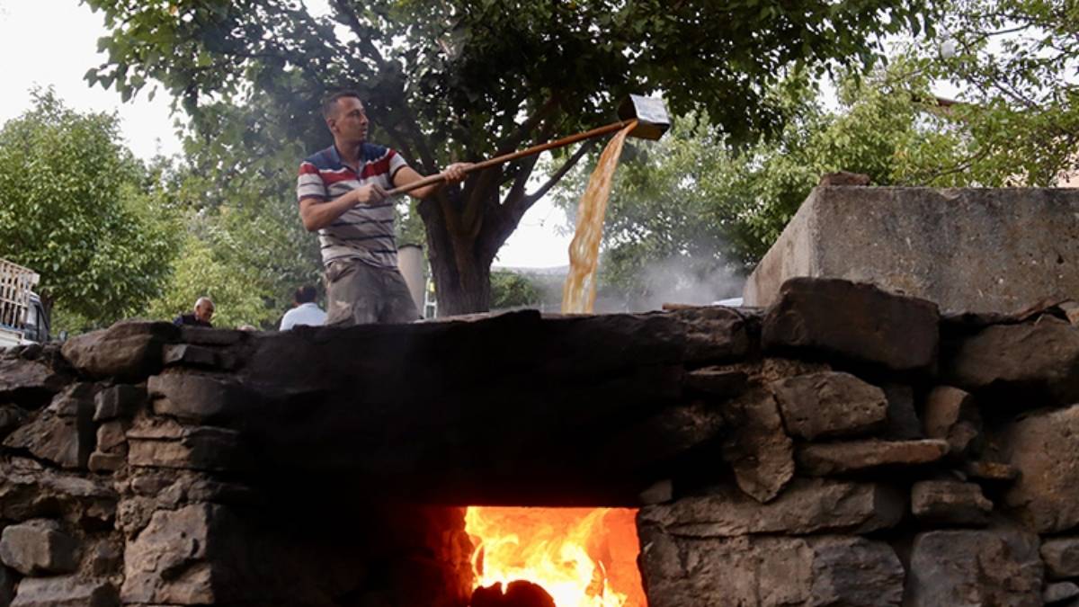 Yılların değişmeyen geleneği! 6 saat kaynatıp kendine has yöntemleriyle hazırlıyorlar: Osmaniye’nin doğal şifa kaynağı