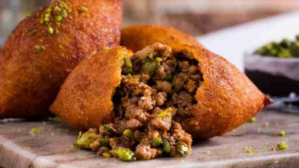 Sofranızda lezzet şenliği oluşturacak! İçli köftenin en kolay hali: İşte dağılmayan, çatlamayan içli köfte yapımı