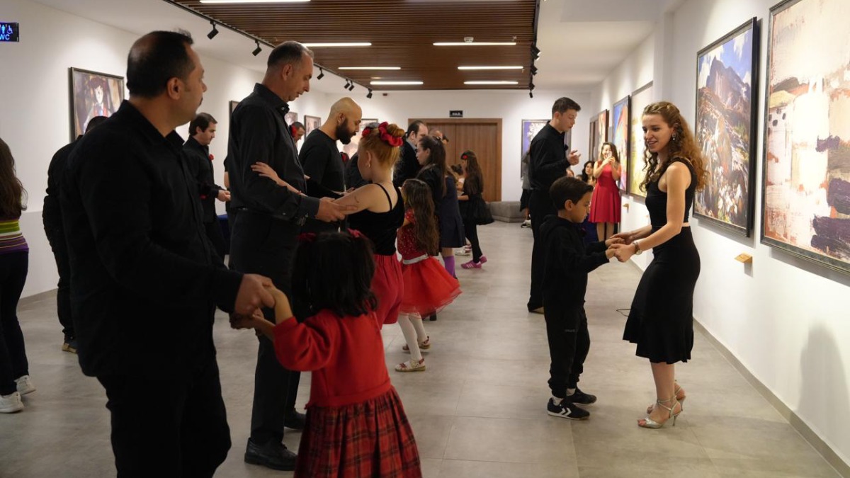 Kız çocukları ve babaları ilk dans heyecanını yaşadı