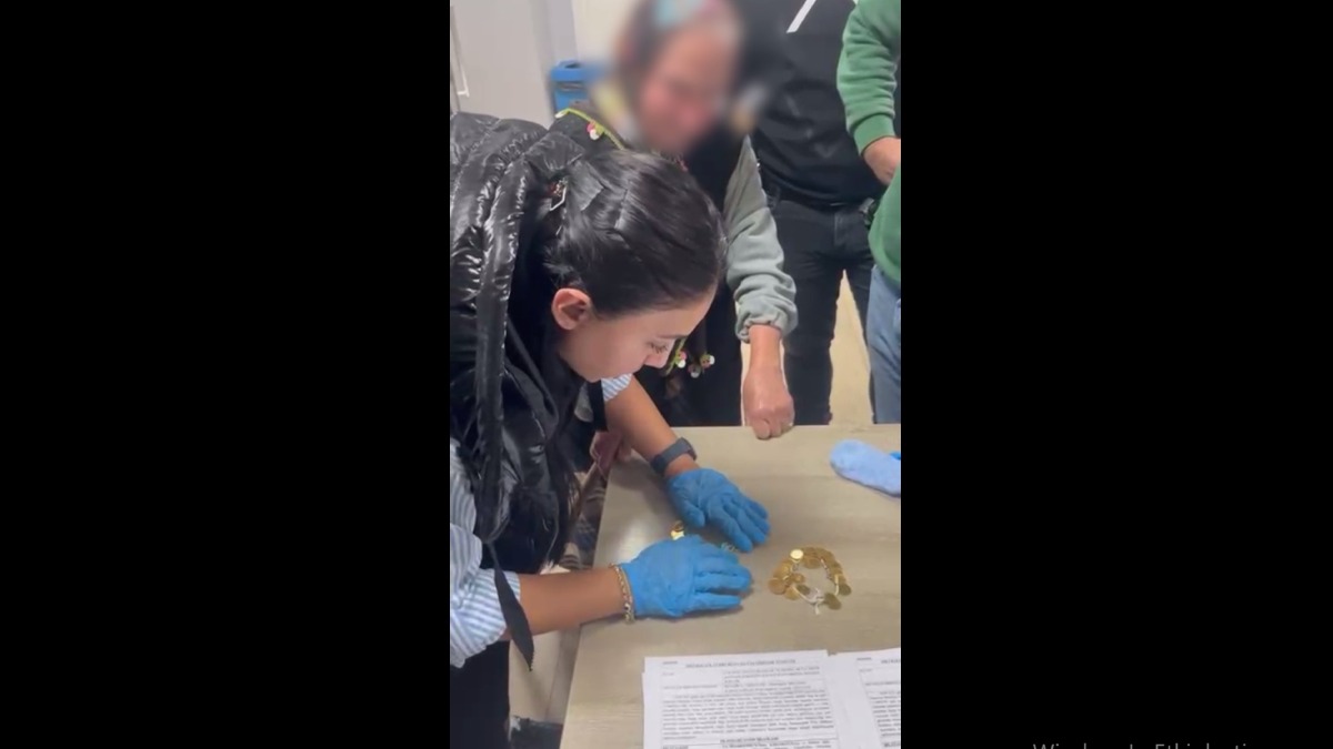 Esenyurt’ta dilencilik yapan yaşlı kadının üzerinden 67 adet çeyrek altın çıktı!