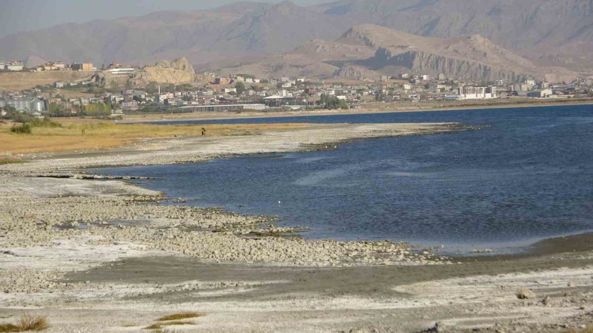 Türkiye’nin en büyük gölü yok oluyor: Haritalar değişiyor, su seviyesi 3 kilometreye kadar çekildi