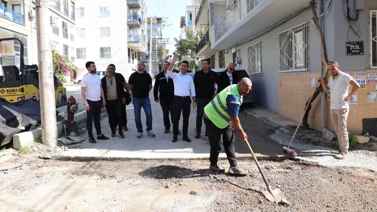 Bayraklı Belediye Başkanı İrfan Önal, ilçede devam eden asfalt ve yol yenileme çalışmalarını sahada inceledi.