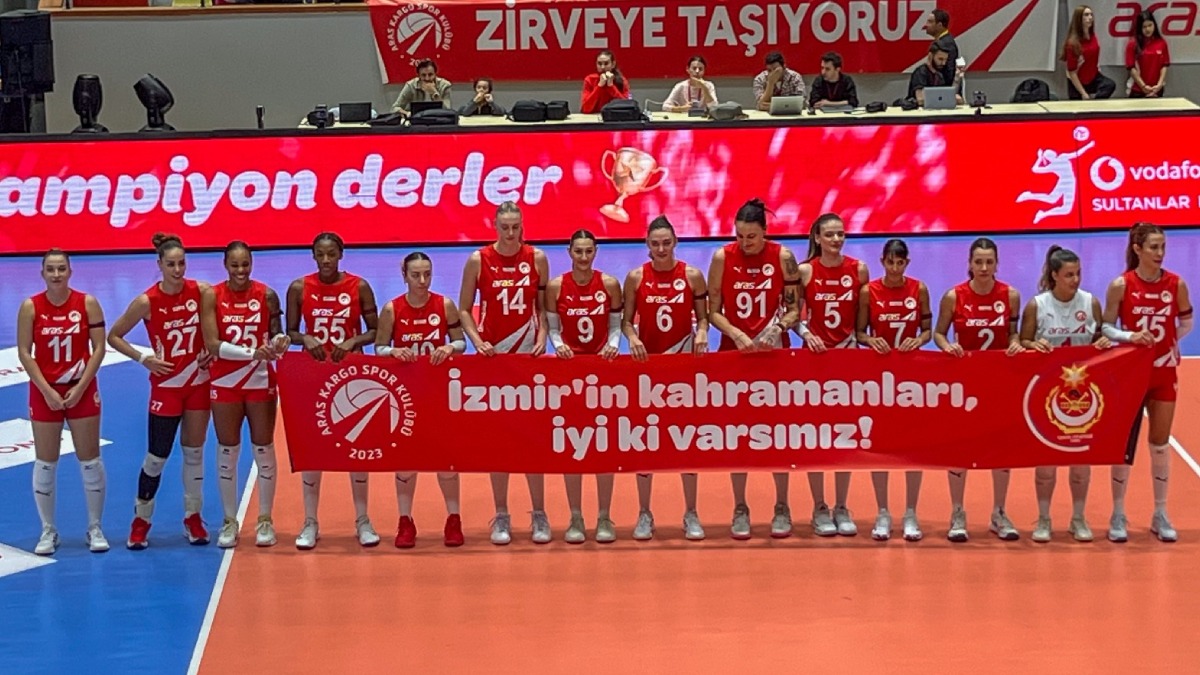 Voleybolun yıldızlarından İzmir İtfaiyesi’ne teşekkür