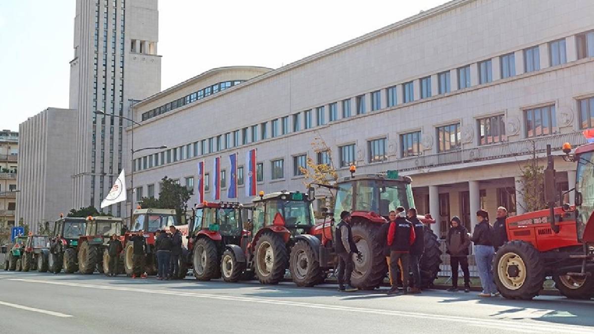 Hükümet binası önünde buluştular: Sırp çiftçilerden traktörlü protesto