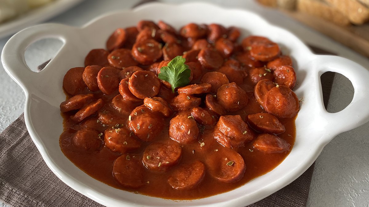 Kahvaltıya en hızlı tarif! Sosisleriniz salçaya bulanacak, tadı damakta kalacak