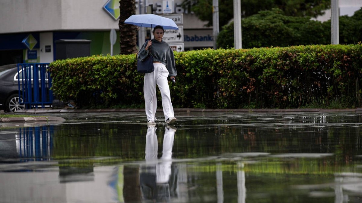 Meteoroloji saat verdi: İstanbul'a sağanak yağış geliyor
