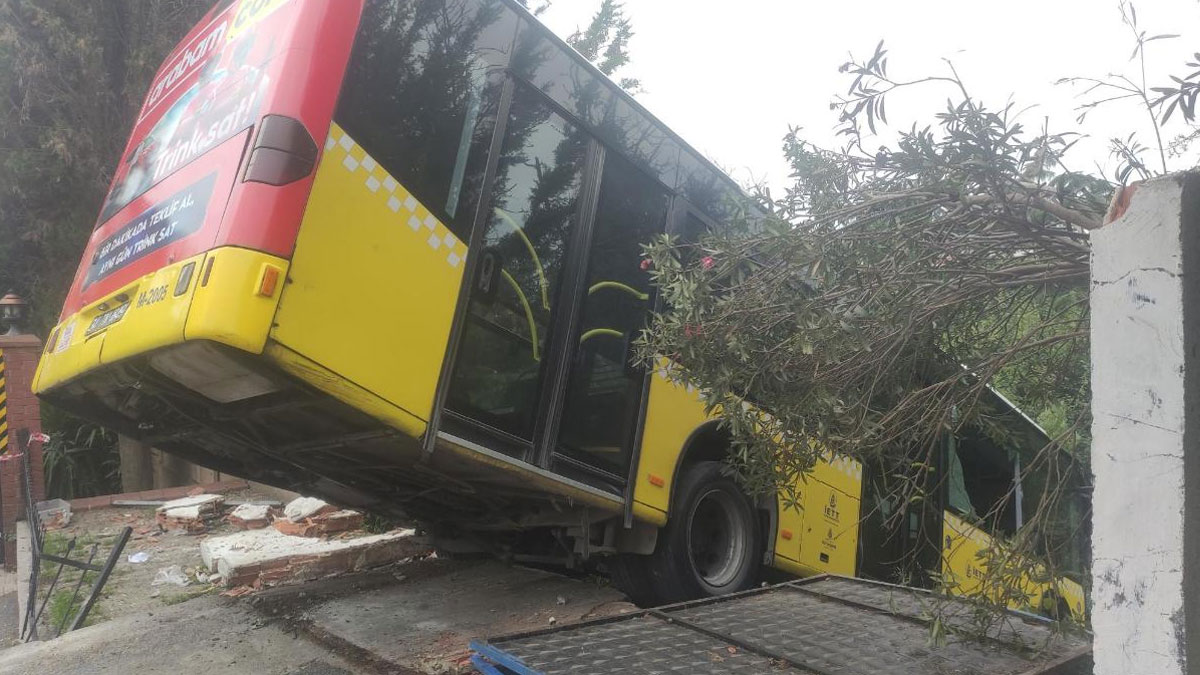Üsküdar’da freni patlayan İETT otobüsü duvarda asılı kaldı