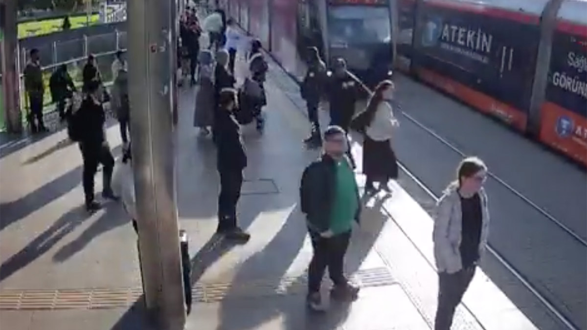 Genç kız tramvayın altında kalmaktan son anda kurtuldu