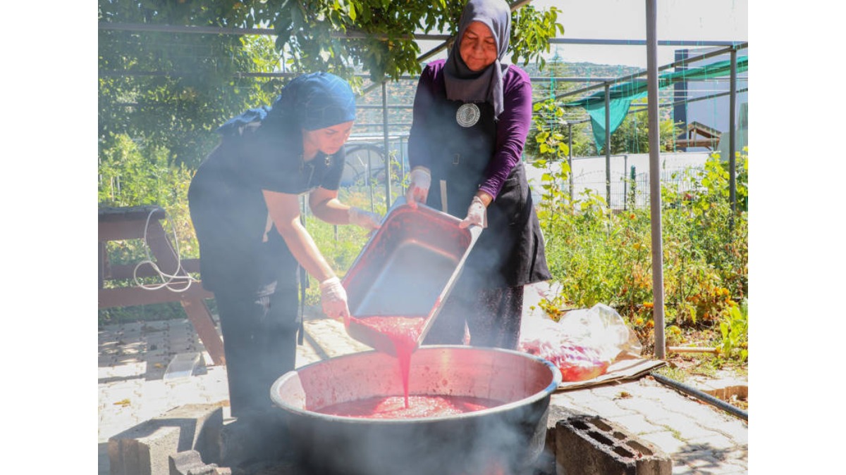 Kadın kooperatiflerinde kış hazırlığı başladı: Geleneksel yöntemlerle üretilen yiyecekler, vatandaşın sofrasına lezzet katacak