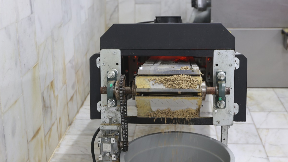 Sokak hayvanlarının beslenme ihtiyacına kesintisiz bir çözüm... Büyükşehir'in bu tesislerinde bugüne kadar 42 ton mama üretildi