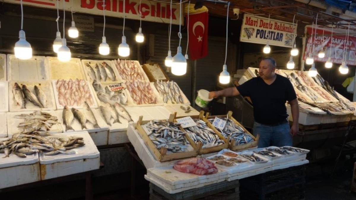Tezgahlar dolup taşıyor, fiyatlar vatandaşı güldürüyor! Balık fiyatları kasım sonuna kadar uygun