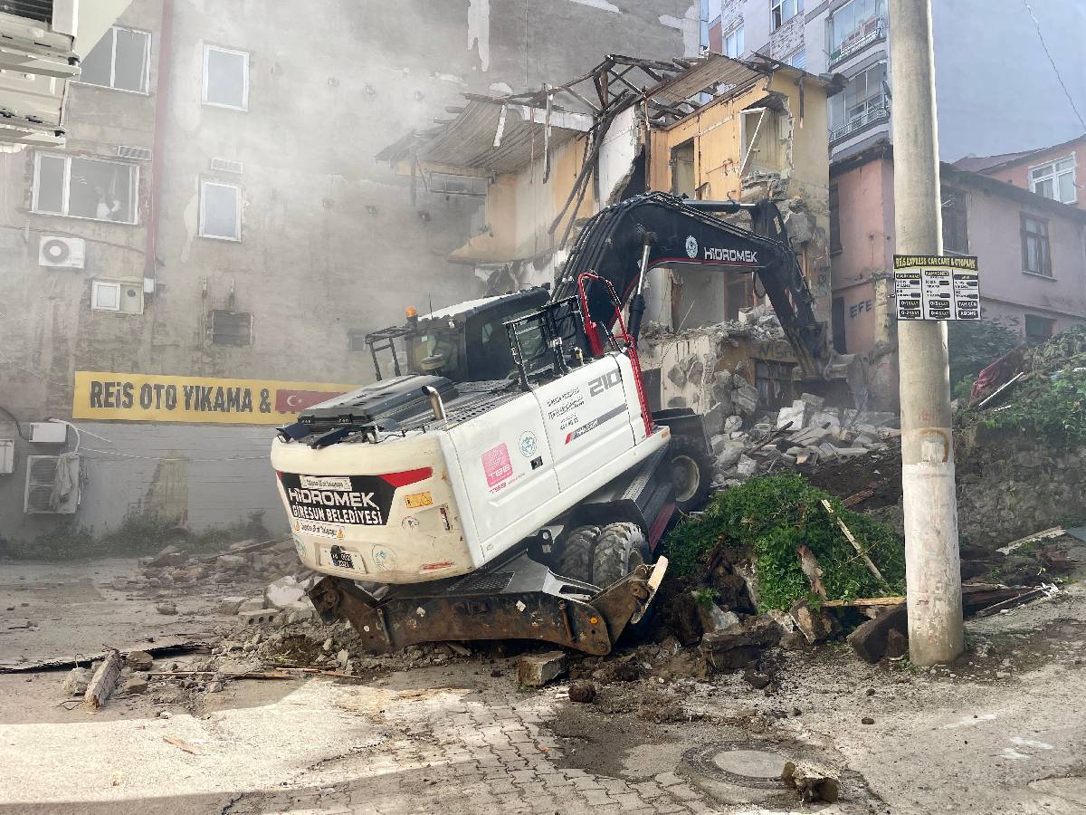 Metruk binaların yıkımı sürüyor