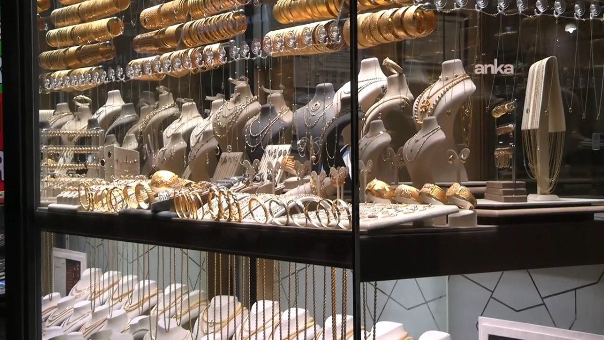 Vatandaşlardan altın fiyatlarına tepki: Eskiden altın takardık, şimdi gel de tak