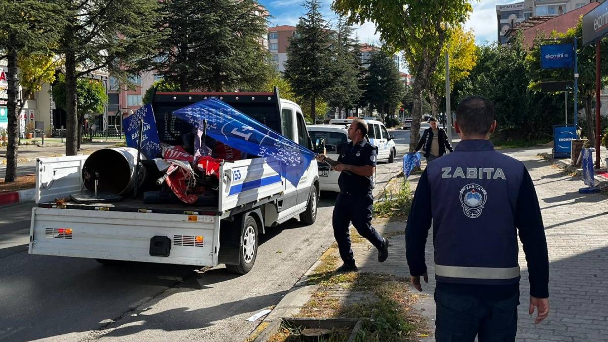 Zabıta Müdürlüğü ekipleri izinsiz işgal yapan esnafın malzemelerini topladı