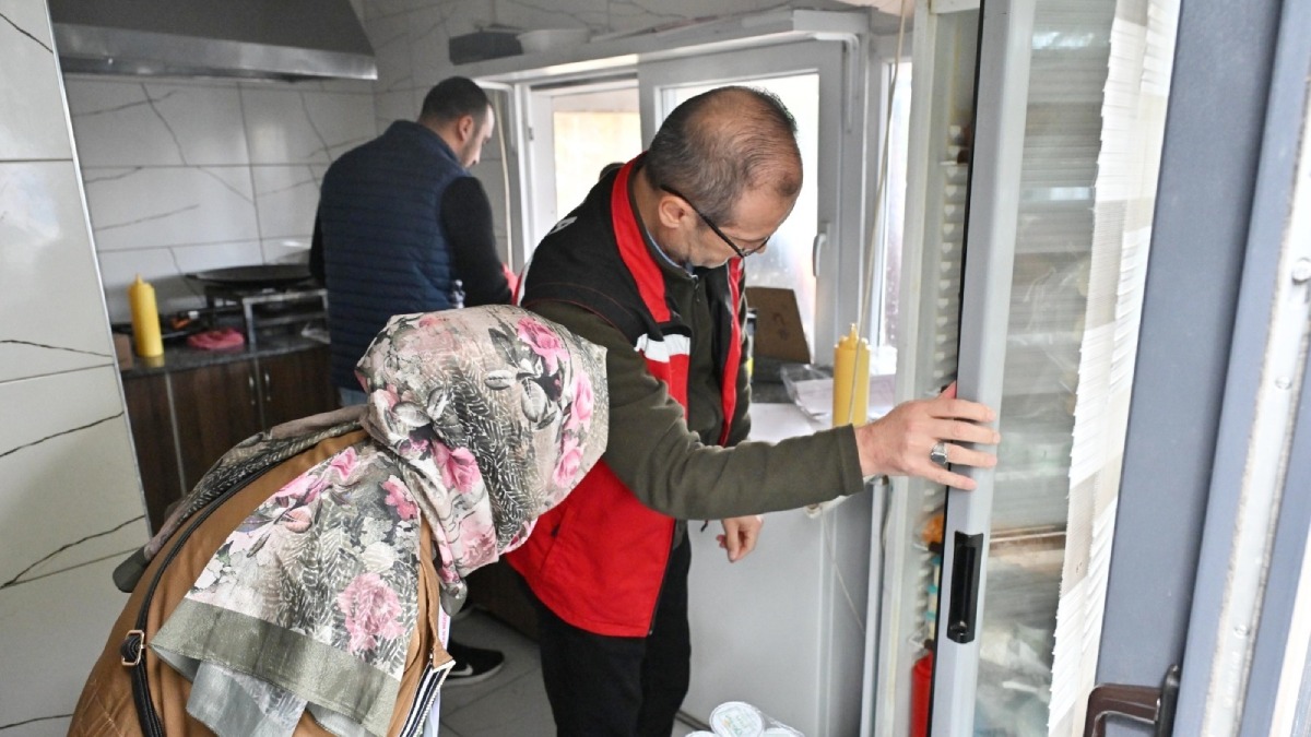 Büyükşehir’den okul önlerinde seyyar satıcı denetimi