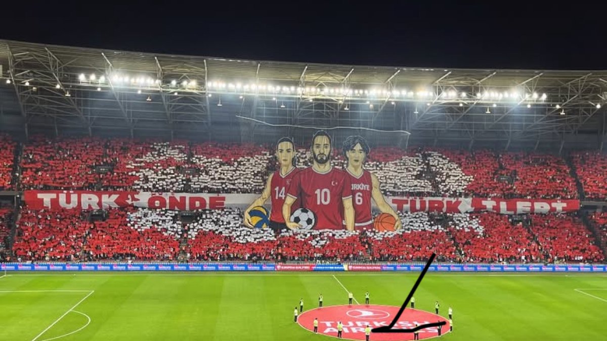 Türkiye-Gürcistan maçında tribünlerde görsel şölen: “Türk önde, Türk ileri!”