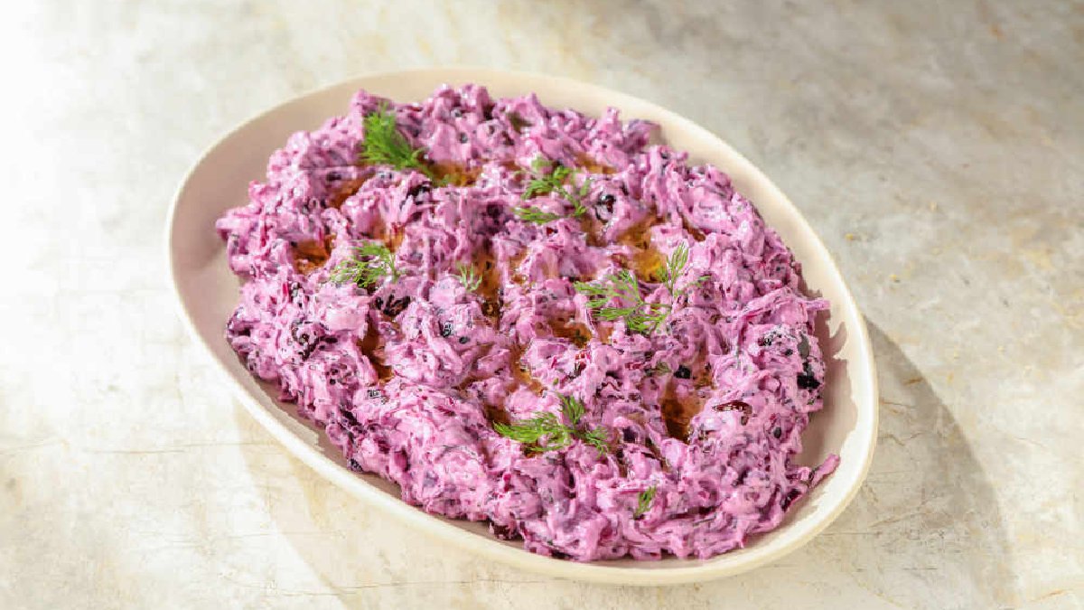 Mor lahanalarınız ziyan olmasın! Deneyen başka salata yemeyecek: İşte mor lahana mezesi…