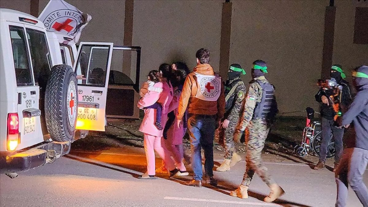 İsrail, Hamas’tan 4 esirin cesedini teslim aldığını açıkladı