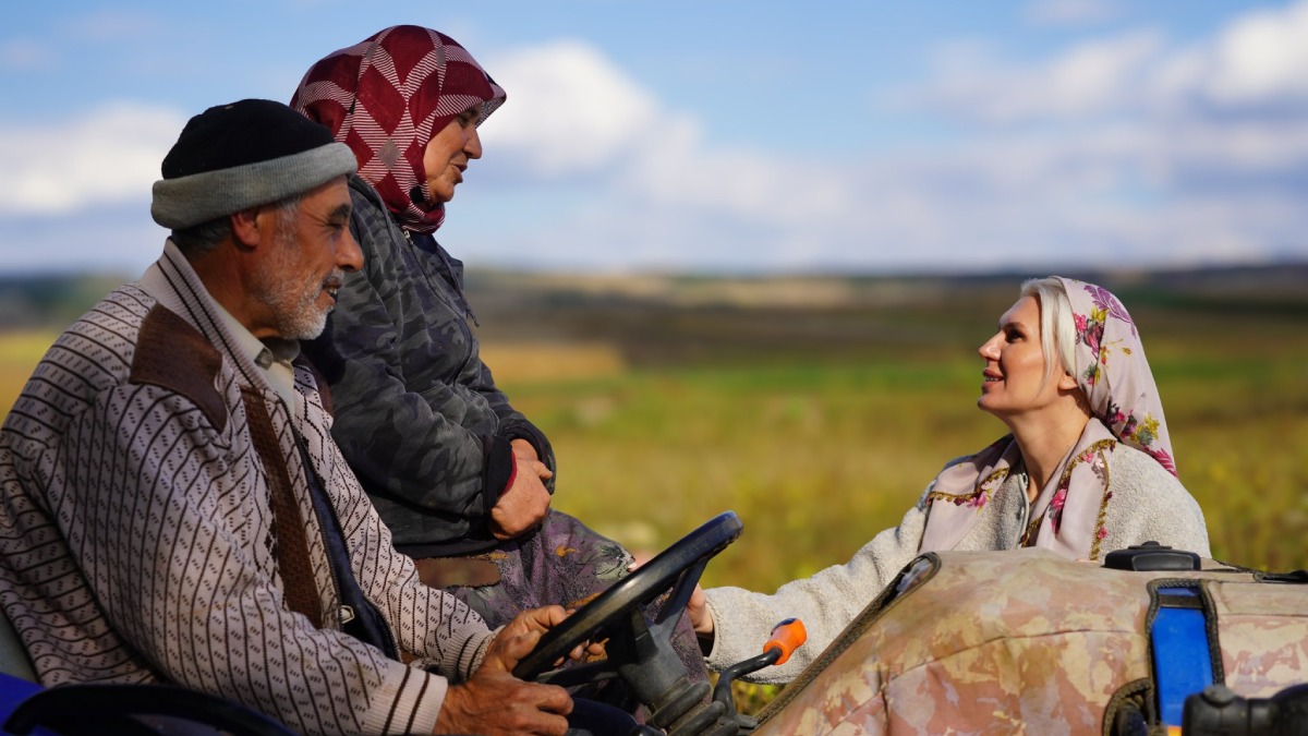 Başkan Mızrak, çiftçilerle birlikte tarlada hasat yaptı