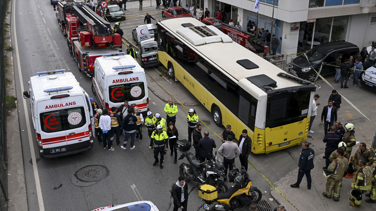 Çekmeköy'de otobüs durağa daldı: Ölü ve yaralılar var