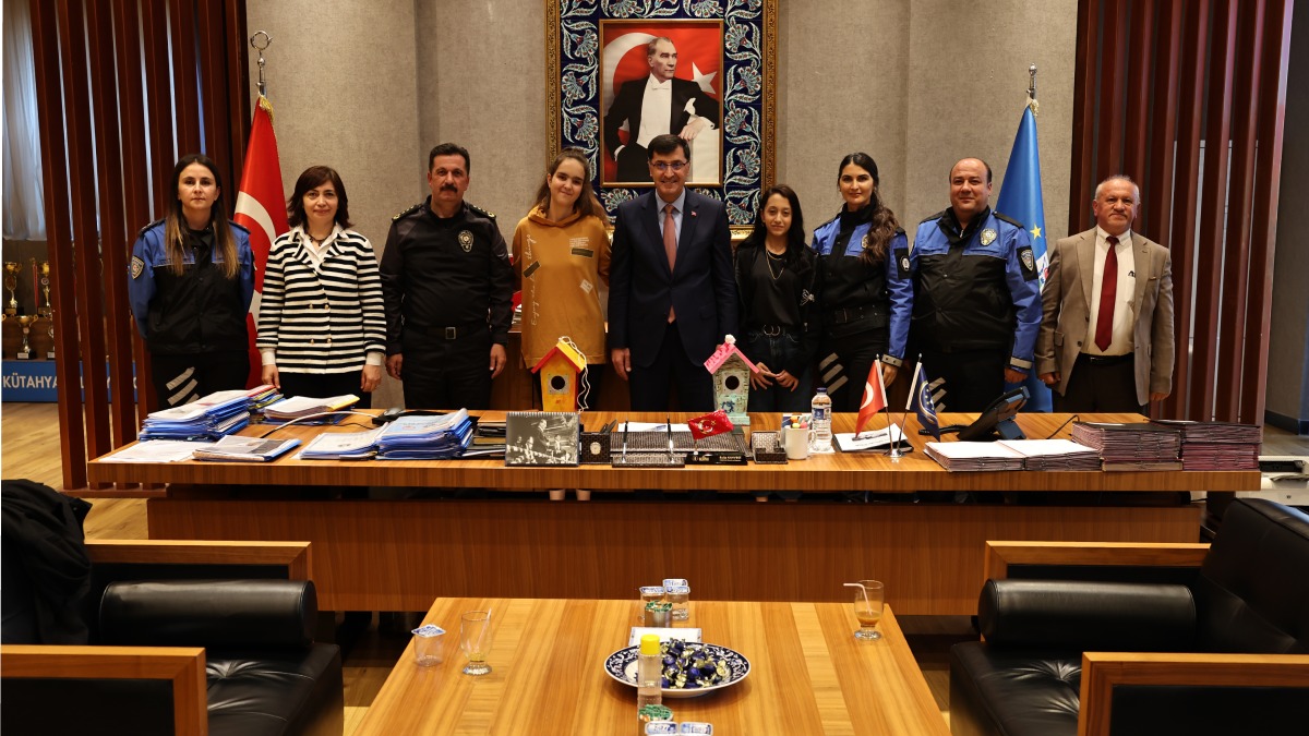 Özel çocuklar el emeği kuş evlerini Başkan Kahveci'ye hediye etti