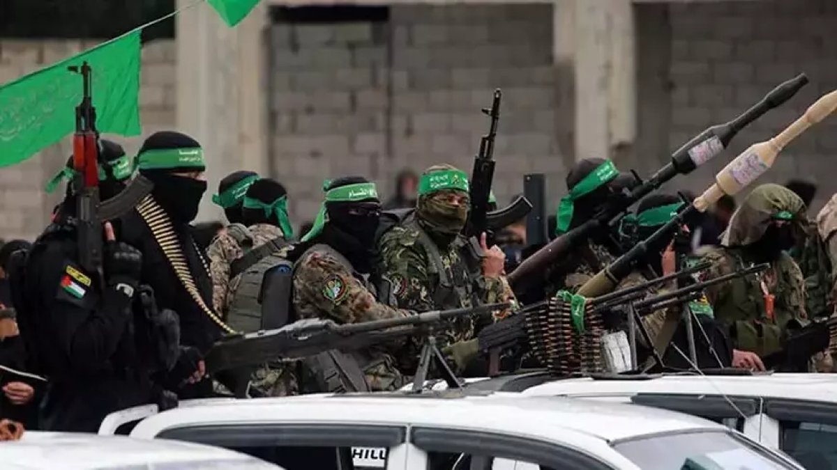 Hamas, İsrail’in desteklediği çetelerin silah ve paralarını ele geçirdi