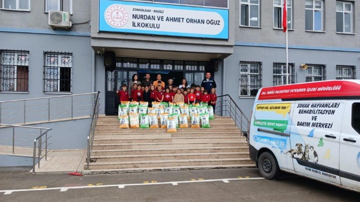 Minik kalpler, belediye barınağına mama desteğinde bulundu