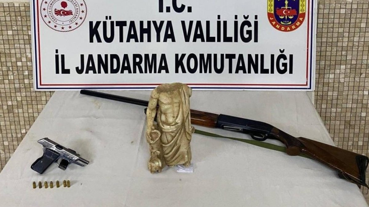 Kütahya'da kaçakçılık operasyonu: Milattan önce 5. yüzyıla ait heykel ele geçirildi