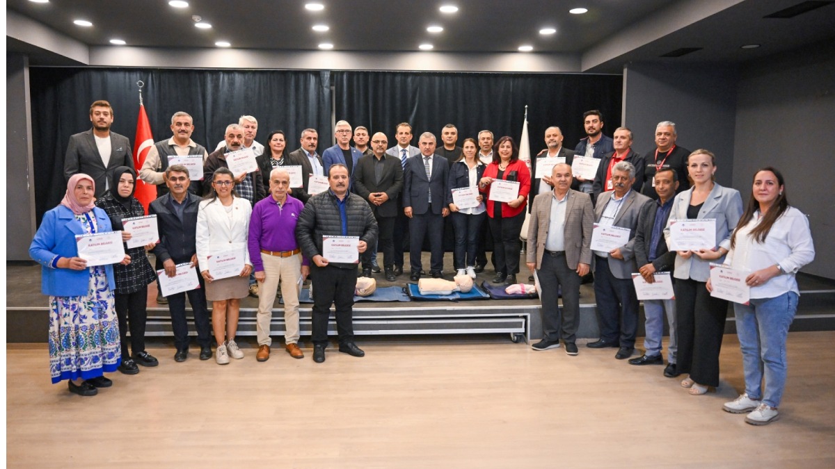 Bornovalı muhtarlara hayat kurtarmayı öğreten eğitim