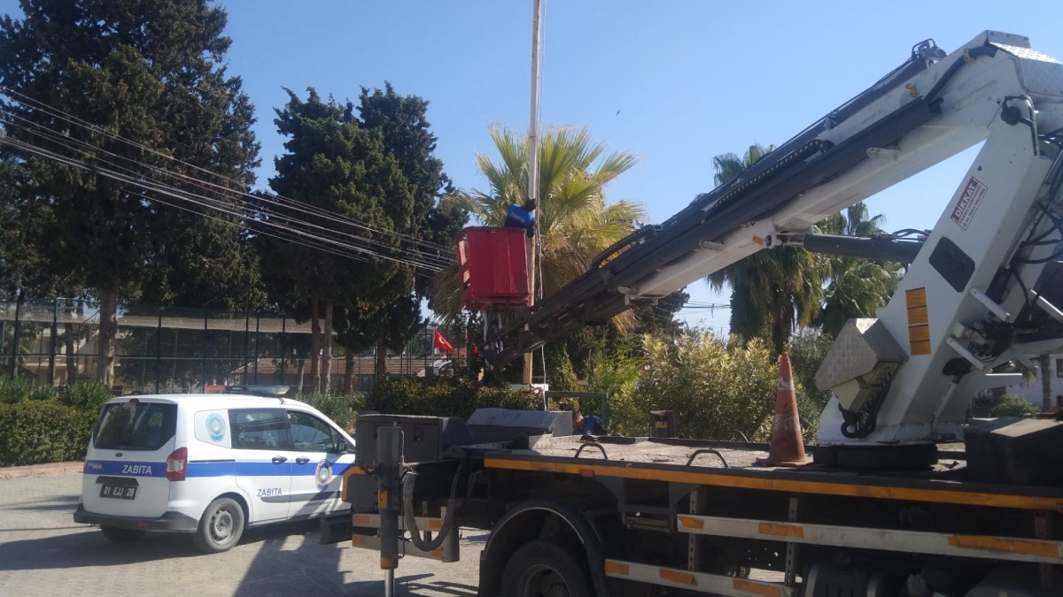 Yumurtalık’ta bayraklar yenileniyor, temizlik çalışmalarıyla ilçe pırıl pırıl oluyor
