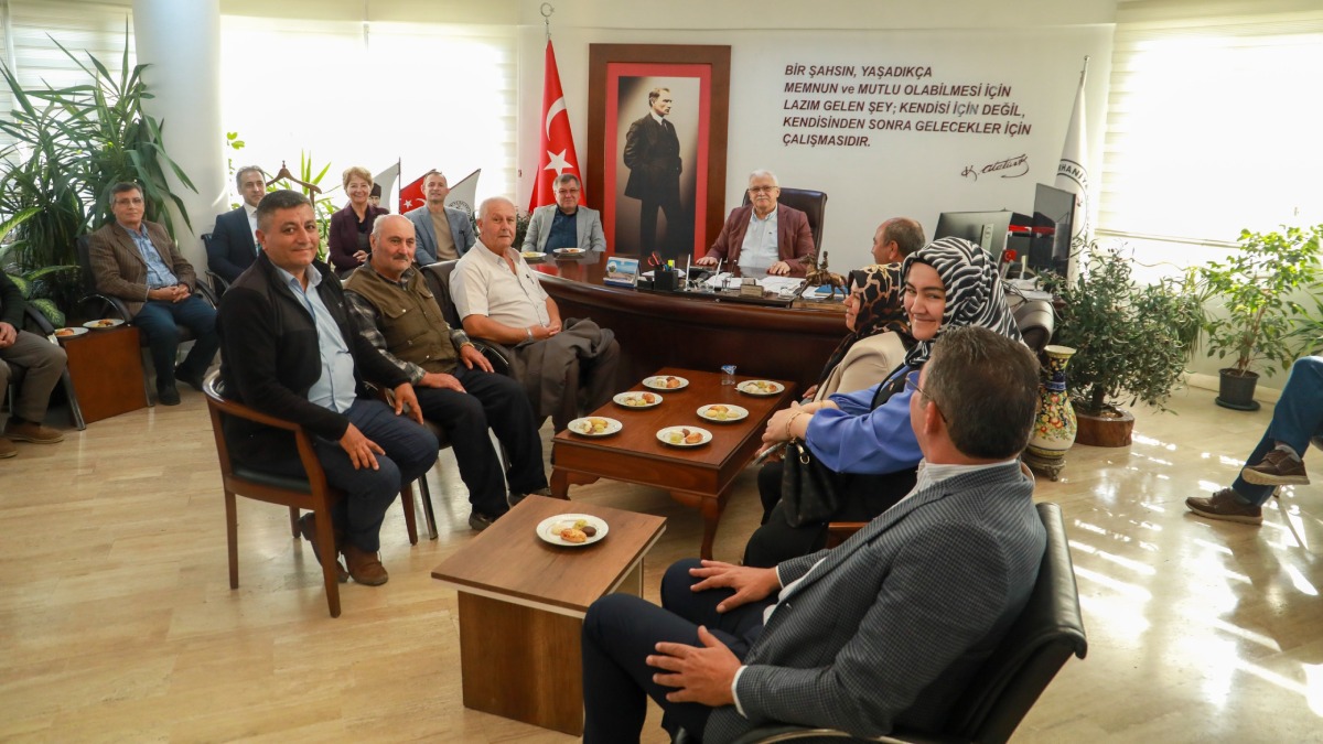 Muhtarlar Burhaniye Belediyesinde bir araya geldi