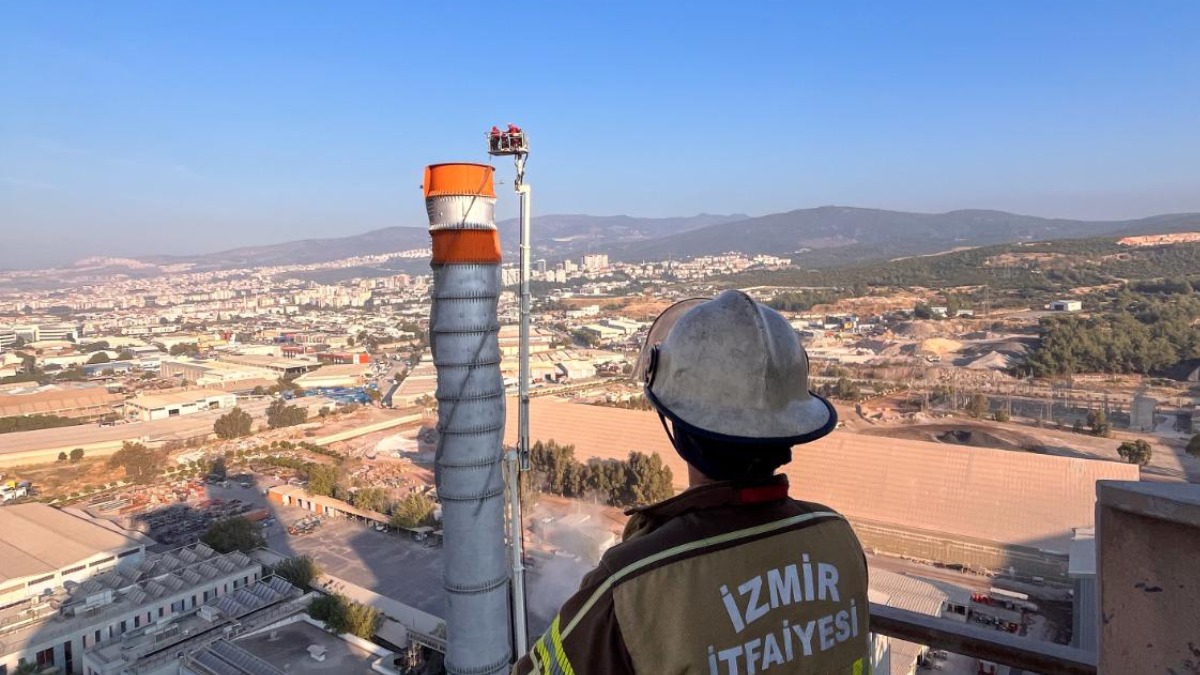 İzmir İtfaiyesi’nden baş döndüren kurtarma operasyonu: Mahsur kalan işçilere 90 metrelik merdivenle ulaştılar