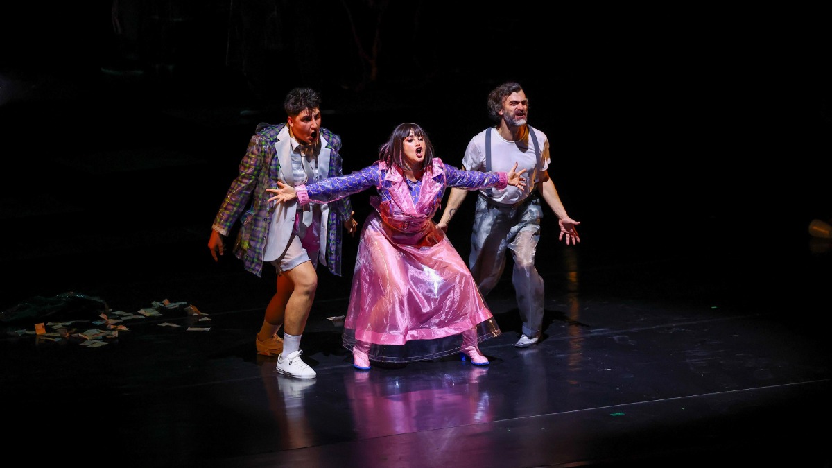 Bakırköy Belediye Tiyatroları perdelerini açtı: “Çirkin” oyunu sanatseverleri büyüledi