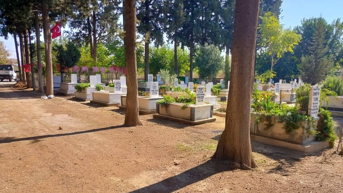 Efeler’in ekipleri mezarlıklardaki çalışmalarına devam ediyor