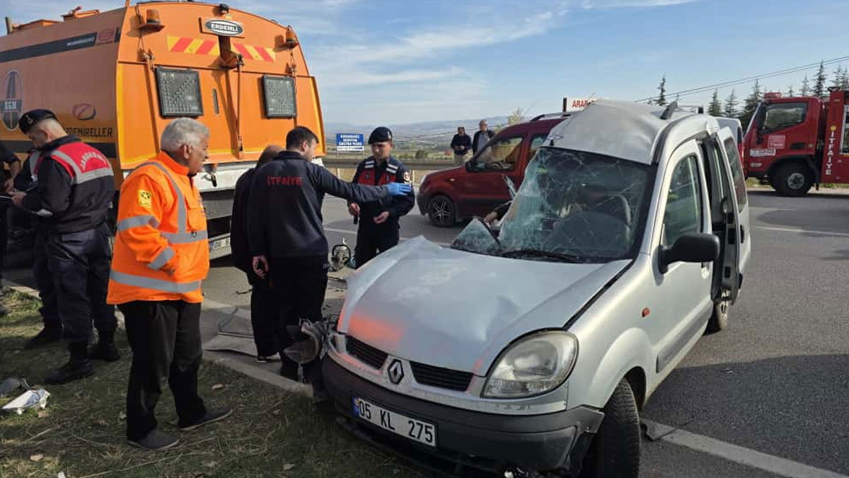 Amasya'da hafif ticari araç ile kamyon çarpıştı: 4 ölü, 2 yaralı