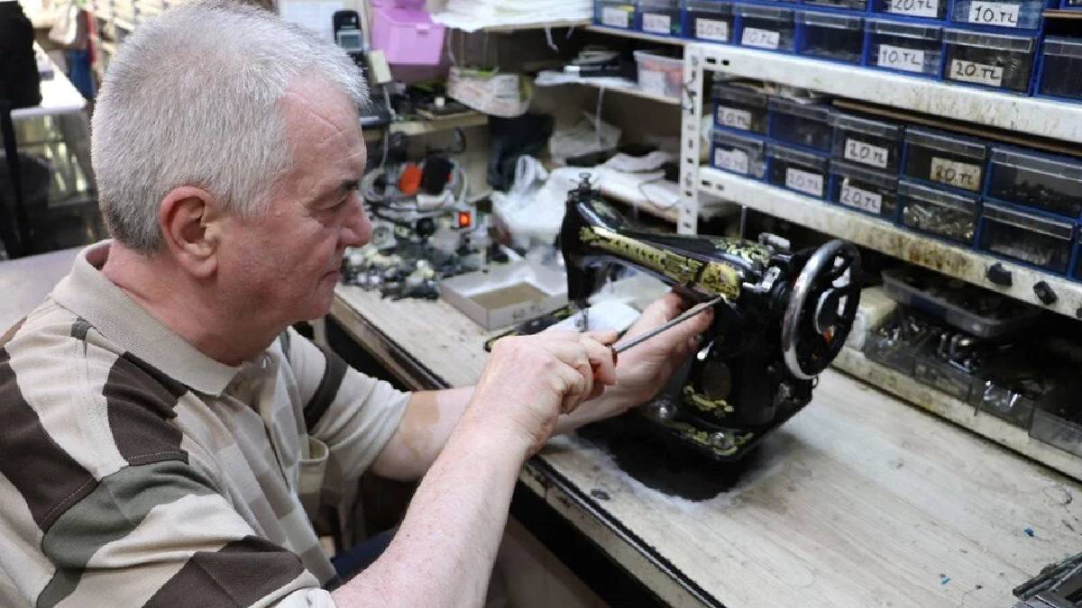 Hobisi mesleğe dönüştü! 100 yıllık makine bile onun elinde hayat buluyor: 40 yıldır bu işi yapıyor