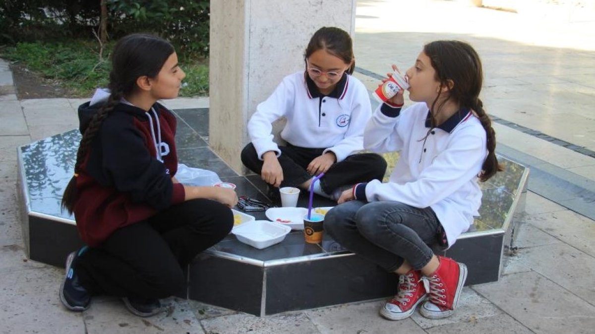 Aydın’da ilginç manzara: Okul yemekhanesine alınmayan öğrenciler, yemeklerini sokakta taş üstünde yiyor