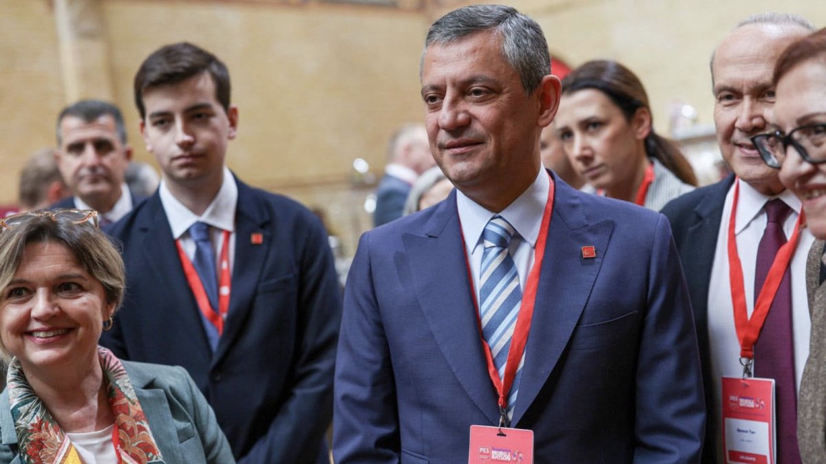 Özel, Amsterdam’da PES kongresine katıldı: Bayrağı gençlere vereceğiz