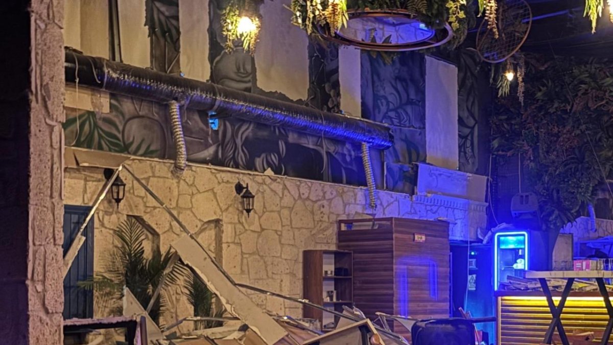 Eğlence merkezinde korkutan olay: Dekor duvar çöktü, 6 kişi yaralandı